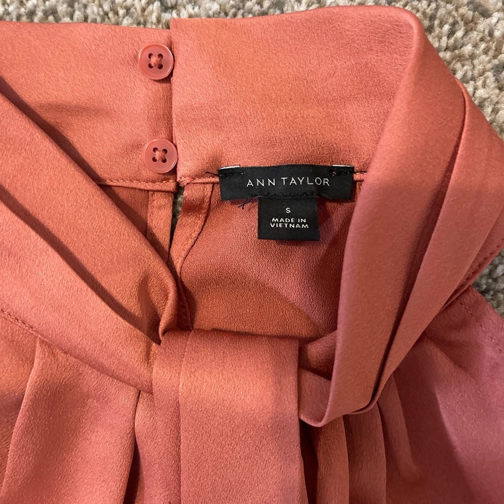 Ann Taylor satin sleeveless top. Size S. NWOT.
